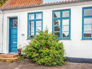 A white building with blue-framed windows and a blue door. - 5 Person Holiday Home in Laeso (Læsø)