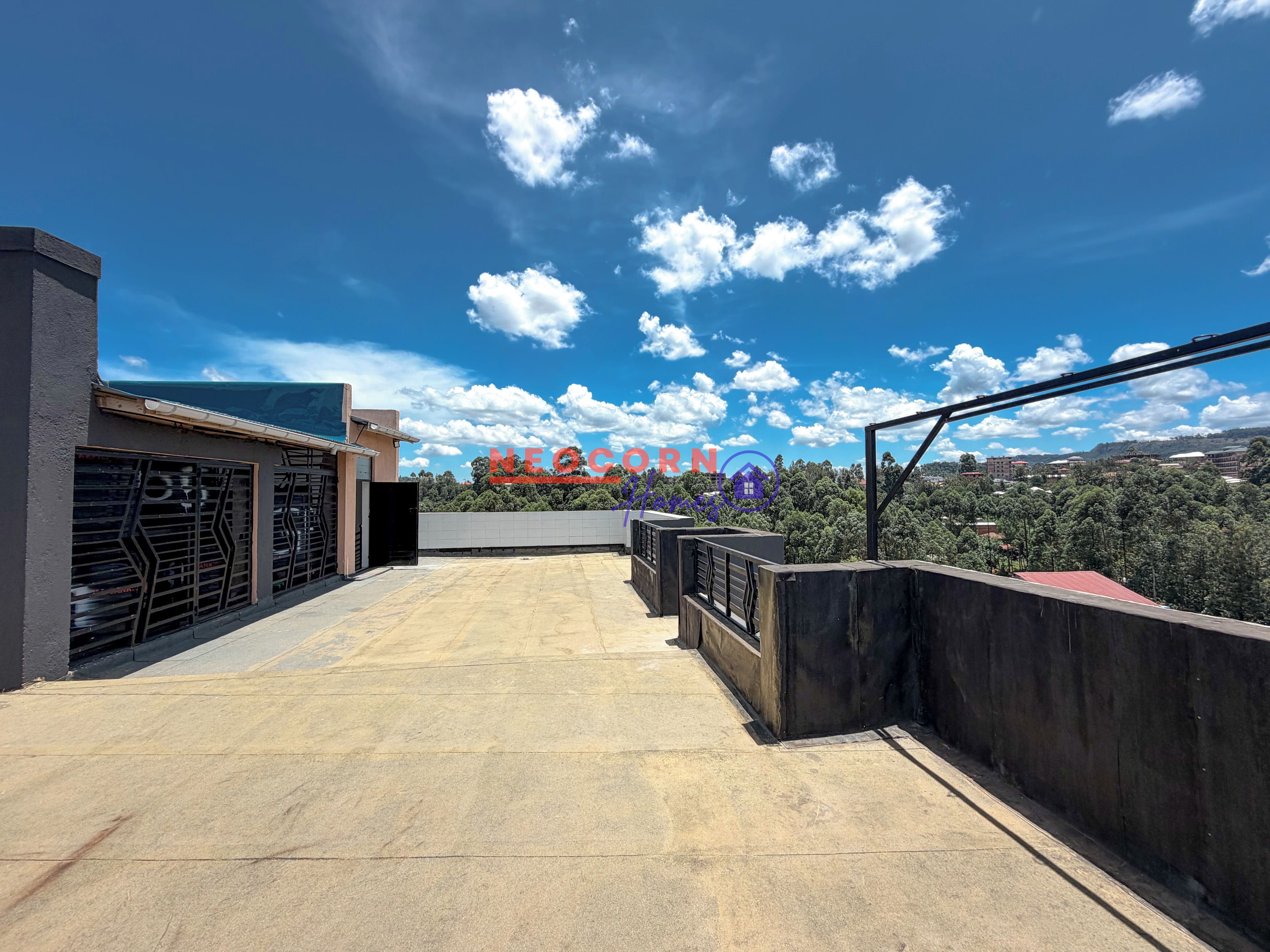 Une terrasse sur le toit offrant une vue dégagée sur le ciel et le paysage environnant.