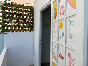 A white door with colorful musical notes and a sign that reads 'Salsa'. - Salsa Paradise 1BR in Walkable Santurce (Santurce)