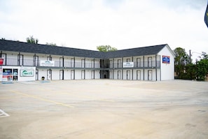 Un motel doté d’une cour intérieure, de nombreuses chambres et d’un parking.