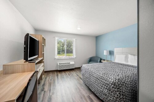 Single Queen Suite with Full Kitchen, Long Stays Welcome, walk to Sportsplex