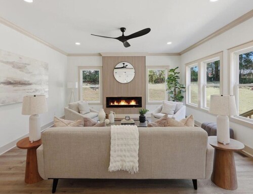 2-bedroom modern bed & breakfast in adorable Fountain Inn with AC