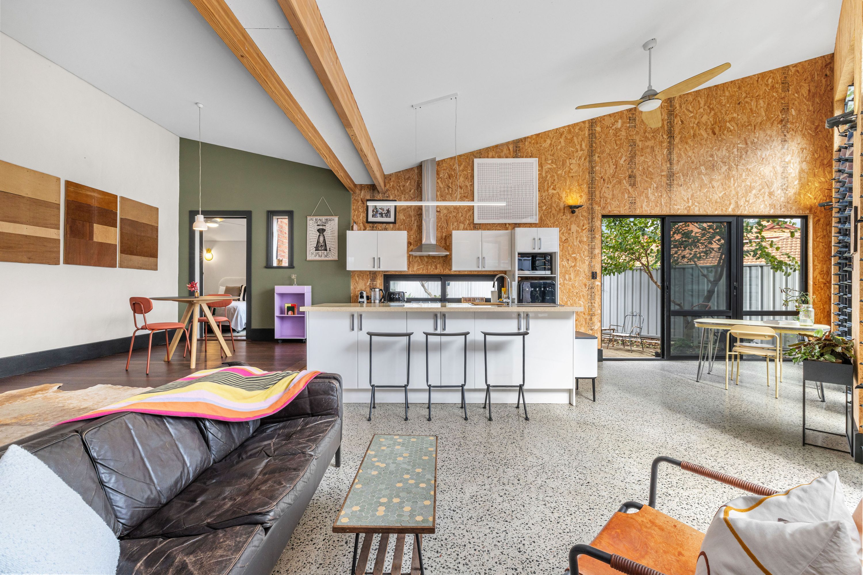 Un interior moderno con cocina, comedor y sala de estar.