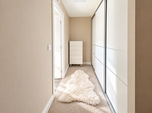 Interior - Beautiful 5-Bedroom House • Detached • Driveway Parking • Super-Fast Wifi • SmartTVs • Yoko Property (Milton Keynes)