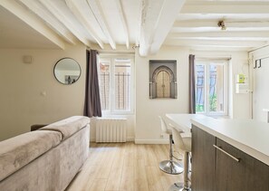 Ein modernes Badezimmer mit einer Badewanne, einem Spiegel und einem Fenster mit Blick ins Freie.
