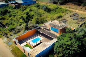 A modern house with a swimming pool, surrounded by greenery. - Superb 4-bedroom house with AC in Armação dos Búzios (Armação dos Búzios)