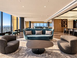 Ein stilvoller Lounge-Bereich mit einer Couch, Sesseln und einem Couchtisch.