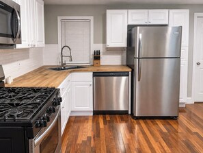 A modern kitchen with white cabinets, a stainless steel refrigerator, a dishwasher, and a gas stove. - 2-br apt 2.5 bath in New Haven near Downtown and Yale Hospital - Free parking (New Haven)