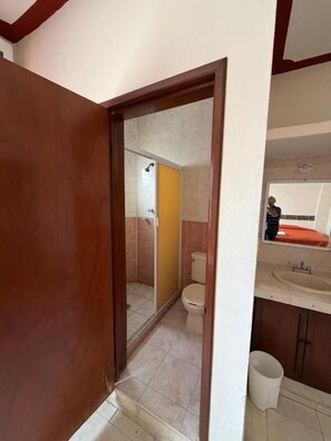 A bathroom with a shower, toilet, and sink. - Microhotel Ciudad del Carmen (Ciudad del Carmen)