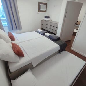A hotel room with a bed, a desk, a chair, a wardrobe, and a bathroom. - Apart Beautiful Sky, Feirinha Liberdade São Paulo (São Paulo)