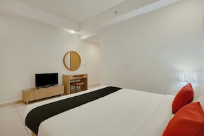A bedroom with a bed, a TV, a desk, and a mirror. - Super Townhouse Edasserys Kalamassery (Kanayannur)