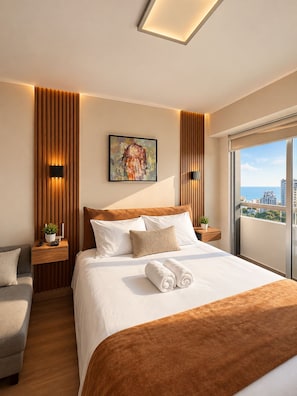 Ein modernes Hotelzimmer mit einem großen Bett, einem Gemälde an der Wand und Blick auf die Stadt durch das Fenster.