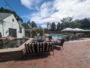 A poolside area with a brick patio, outdoor seating, and a swimming pool. - Quiet 1-bdrm guest house on 2.5 Acre private gated estate in Central Phoenix (Phoenix)