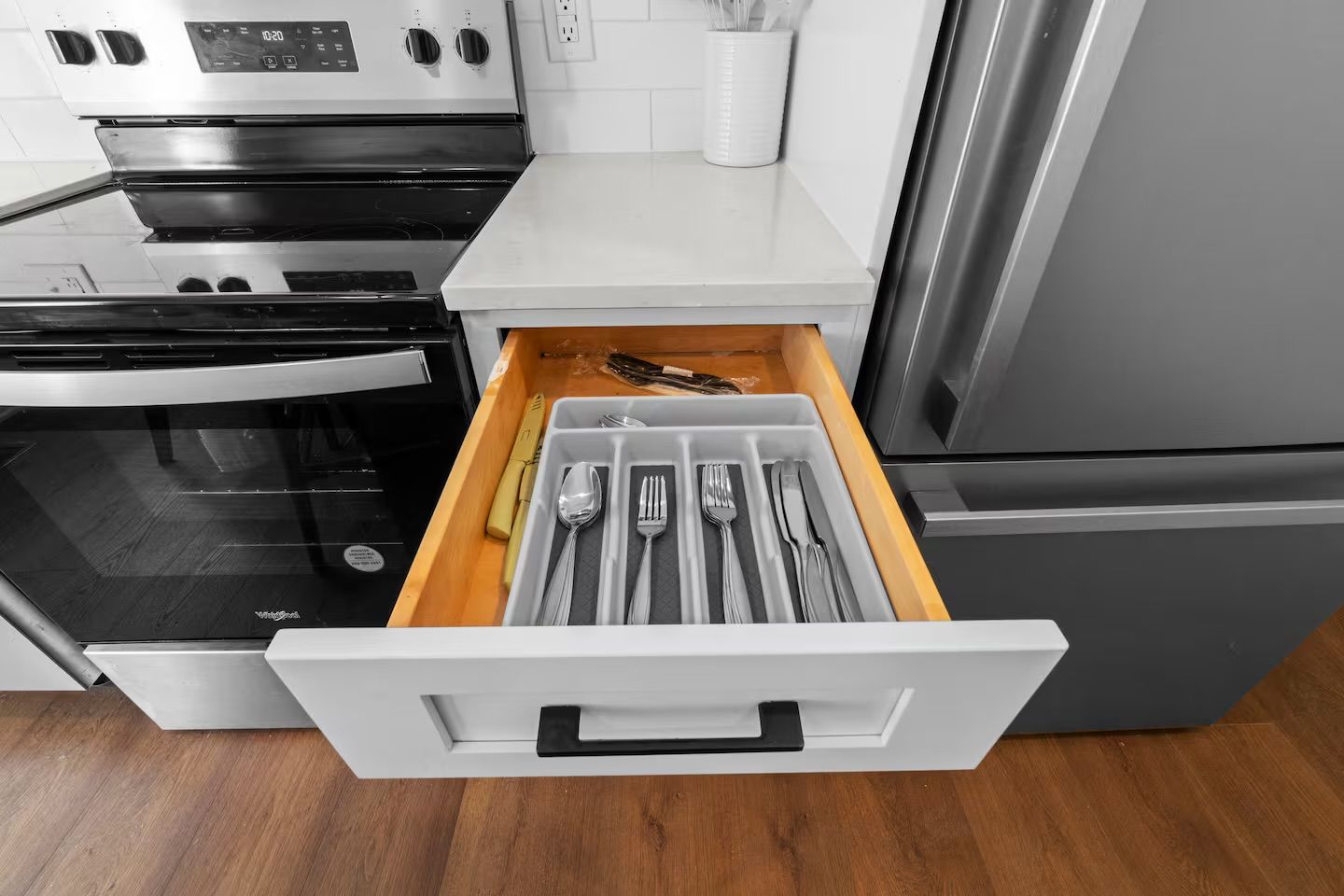 Una cucina con un cassetto pieno di utensili.