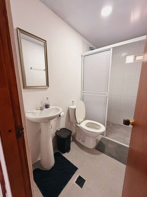 A bathroom with a sink, toilet, and a shower stall. - Sariebay 3 Condo (San Andrés)