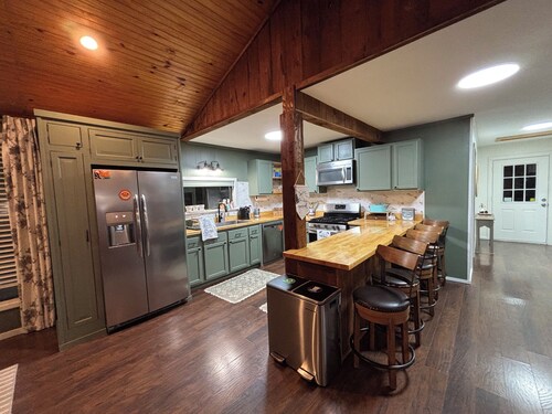 Quiet Waterfront Cabin, Private Dock, Fire Pit, Pet Friendly