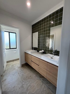A modern bathroom with two sinks, a large mirror, and a window. - Summons Fourteen - Sleeps 8 (Wagga Wagga)