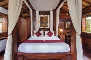 Una habitación de madera con una cama, cortinas, una ventana y una mesita de noche.
