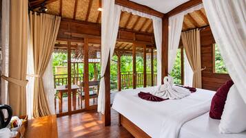 Una habitación de madera con una cama, cortinas y vistas a zonas verdes.