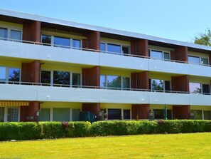 A multi-story building with a flat roof, rectangular windows, and a brick facade. - Berliner Ring - Apt. 27 (Wyk auf Foehr)