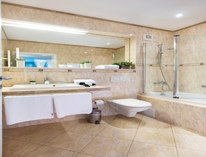 A modern bathroom with a large mirror, a bathtub, a shower, and a toilet. - Relaxing Getaway in Zagreb for Couples (Zagreb)