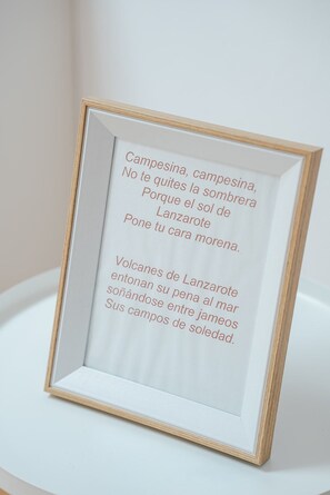 Ein gerahmtes Gedicht oder Text vor weißem Hintergrund.