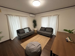 Un salon moderne avec deux canapés, une table basse et une table à manger.