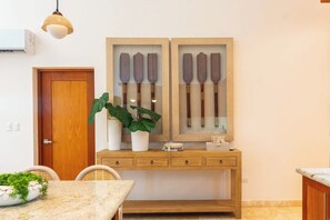 Una cocina con un armario de madera, una planta en maceta y una encimera.