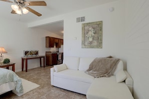 Living area - Steps to Downtown! Convenient Phoenix Studio (Phoenix)
