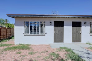 Exterior - Steps to Downtown! Convenient Phoenix Studio (Phoenix)