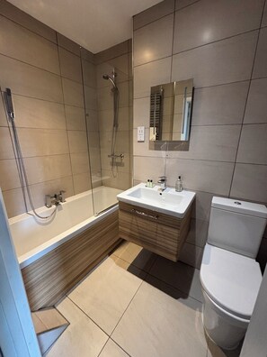 Un bagno moderno con una vasca, un lavandino e un water.