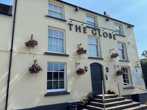 Un edificio con il cartello 'THE GLOBE', che indica un pub o un ristorante.