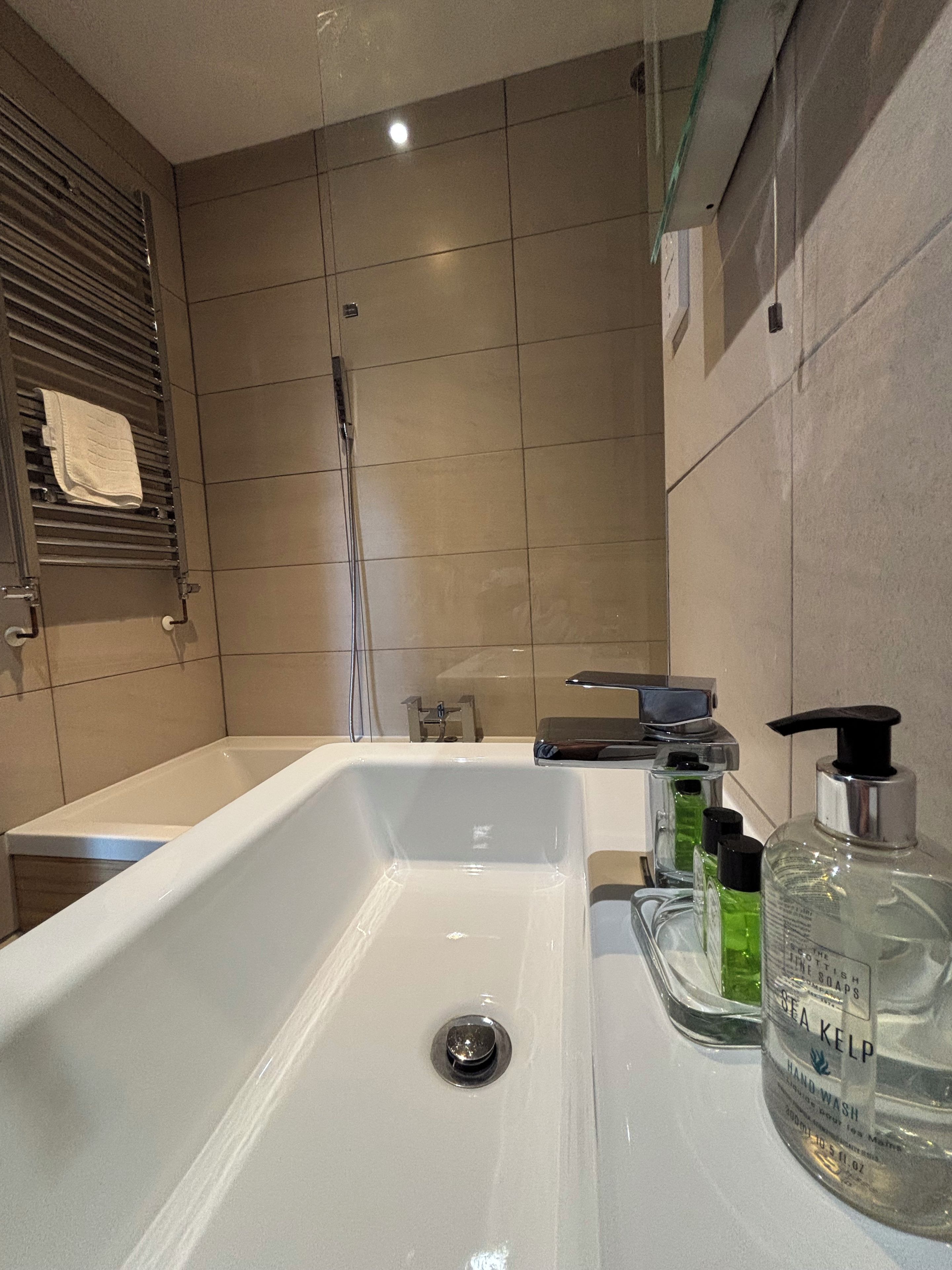 Une salle de bain moderne avec une baignoire, un lavabo et une douche.