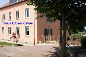A building with the name 'Haus Elbsandstein' on the facade. - Holiday apartment with 1 bedroom (Lohmen)
