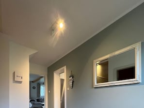 A hallway with a door labeled 'Keys' and a large mirror on the wall. - House Strandherz House Section Starboard (Utersum)