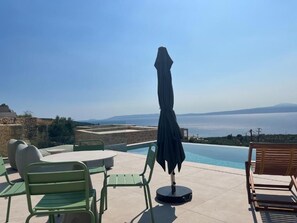 Outdoor dining - Alos Suites (Kalamata)