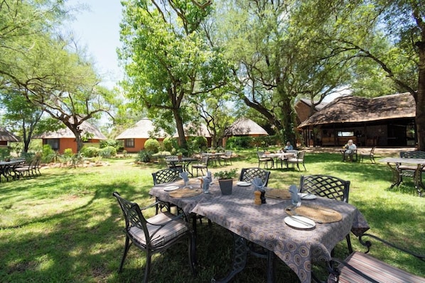 Outdoor dining - Mohlabetsi Safari Lodge (Hoedspruit)