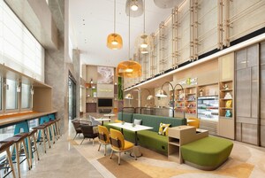 Un interior moderno con una zona de bar, asientos y una escalera.