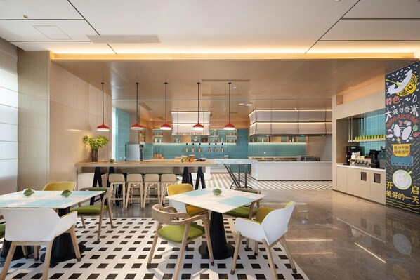 Interior moderno de restaurante com área de bar, mesas de jantar com cadeiras e piso estampado.
