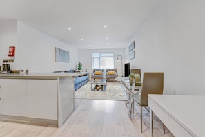 Un apartamento moderno con cocina, comedor y sala de estar.