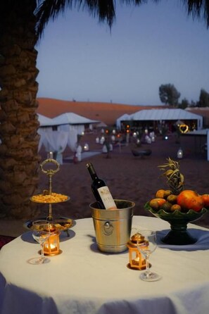 Outdoor dining - Young Luxury Camp (Merzouga)