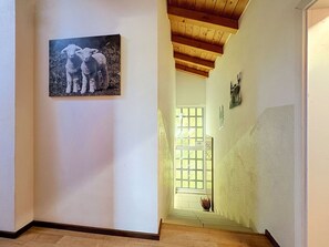 Möbel, Interior Design, Flooring, Decke, Fussboden, Stuhl, Zimmer, Beleuchtung, Tabelle, Küche & Esszimmer Tisch