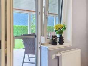 Möbel, Interior Design, Flooring, Decke, Fussboden, Stuhl, Zimmer, Beleuchtung, Tabelle, Küche & Esszimmer Tisch