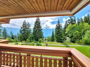 A wooden balcony with a view of a forest and mountains. - Nice apartment for 12 people with WIFI, TV, terrace, pets allowed and panoramic view (Crans-montana)
