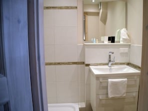 A bathroom with a sink, mirror, and towel rack. - Holiday Apartment With 1 Bedroom (Wrixum)