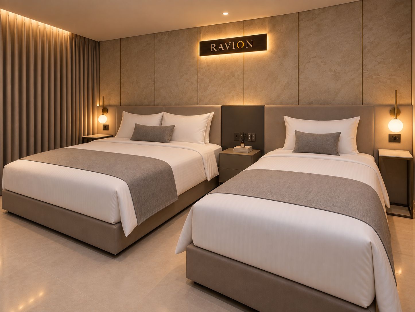 Una habitación de hotel con dos camas, un letrero en la pared que dice 'RAVION' y lámparas de noche.