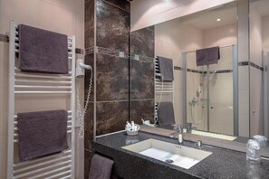Bathroom - Alte Landratsvilla Hotel Bender GmbH  (Westerburg)