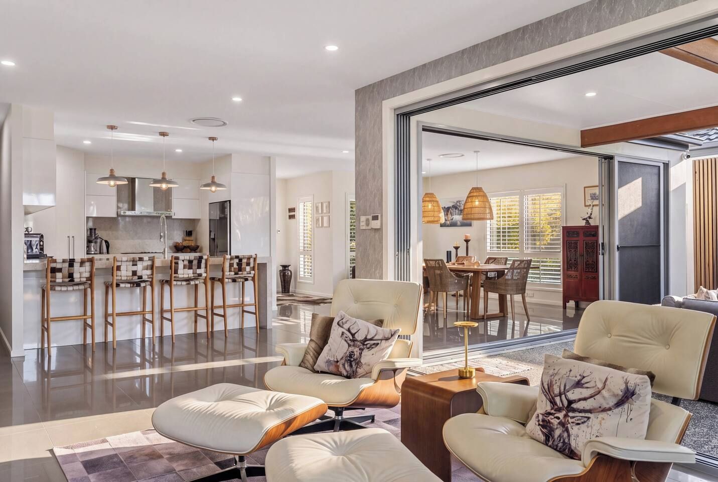 Una sala moderna con un sofá, sillones y una mesa de centro.