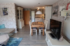 A compact living space with a dining area, kitchen, and seating area. - Vacation home for up to 5 people—non-refundable, no pets allowed, no free cancellation (Boltenhagen)