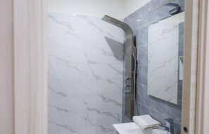 A bathroom with a shower, a sink, and a mirror. - Casillo House Vacation Rental (Napoli)